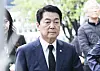 People Power Party presidential primary candidate Ahn Cheol-soo walks into Myeongdong Cathedral in Jung District, central Seoul, to pay his respects to recently-deceased Pope Francis on April 22. [KIM KYOUNG-ROK]