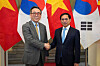 South Korean Foreign Minister Cho Tae-yul, left, shakes hands with Vietnamese Deputy Prime Minister and Foreign Minister Bui Thanh Son in Hanoi on April 15. [YONHAP]