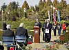 Maj. Patrick Arthur Angier's grandson Guy Puzey, center, gives a reading at the ceremony to mark the rededication of the graves of his grandfather and three other previously unknown British soldiers at the United Nations Memorial Cemetery in Busan on Tuesday. Maj. Angier's daughter Tabby Angier stands next to him on the right. Reverend Alan Cobain, who conducted the ceremony, stands behind the pair. [PARK SANG-MOON]