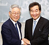 Gyeonggi Gov. Lee Jae-myung on the left and ruling party leader Lee Nak-yon. The two politicians disagreed over the distribution of the second round of emergency relief grants. [YONHAP]