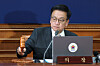 Acting President Choi Sang-mok strikes the gavel while chairing a Cabinet meeting at the government complex in Seoul on Jan. 31. [JOINT PRESS CORPS]