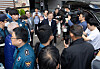 Democratic Party Chairman Lee Jae-myung, center, waves to supporters after being discharged from Green Hospital in Jungnang District, northern Seoul, Monday afternoon, where he was hospitalized for deteriorated health while undergoing a hunger strike. He will participate in the DP’s efforts to campaign for its candidate for the head of Gangseo District Office ahead of Wednesday’s by-election. [NEWS1]