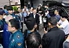 Democratic Party Chairman Lee Jae-myung, center, waves to supporters after being discharged from Green Hospital in Jungnang District, northern Seoul, Monday afternoon, where he was hospitalized for deteriorated health while undergoing a hunger strike. He will participate in the DP’s efforts to campaign for its candidate for the head of Gangseo District Office ahead of Wednesday’s by-election. [NEWS1]