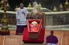 Cardinal Camerlengo Kevin Joseph Farrell swings a thurible of incense around the body of Pope Francis inside St. Peter’s Basilica at the Vatican on April 23. [REUTERS/YONHAP]