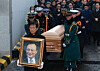 The body of former Prime Minister Lee Hae-chan is carried into the funeral hall at Seoul National University Hospital in Jongno District, central Seoul, on Jan. 27. [JOINT PRESS CORPS]