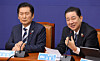 Kim Byung-kee, right, floor leader of the Democratic Party (DP), speaks during a party meeting at the National Assembly in western Seoul, attended by DP leader Jung Chung-rae. [YONHAP]