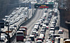 Vehicles move slowly on both directions on the Gyeongbu Expressway near Jamwon IC in Seocho District, southern Seoul, on Jan. 30, the last day of the Lunar New Year holiday. [NEWS1]
