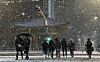 Heavy snow falls at the Gwanghwamun intersection in Jongno District, central Seoul, on Jan. 23. [NEWS1]