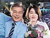 Former President Moon Jae-in, left, and daughter Moon Da-hye pose for photos during a campaign event during the 19th presidential election, which Moon Jae-in eventually won, on March 8, 2017. [JOONGANG ILBO]