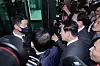 People Power Party leader Jang Dong-hyuk and floor leader Song Eon-seog confront security personnel while attempting to enter the Supreme Prosecutors’ Office building after holding a protest rally outside the complex in Seocho District, southern Seoul, on Nov. 11. [NEWS1]