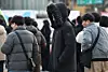 Commuters walk through the Sejong-daero intersection in Gwanghwamun, Jongno District, Seoul, on Nov. 26. [YONHAP]
