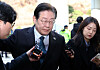 Democratic Party leader Rep. Lee Jae-myung arrives at the Seoul Central District Court in Seocho District, southern Seoul, on March 11 for the first hearing of his trial on charges of corruption and breach of trust tied to the Daejang-dong and Wirye-dong developments in Seongnam, Gyeonggi. [YONHAP]