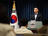 Presidential Chief of Staff Kang Hoon-sik gives a briefing on President Lee Jae Myung’s nominations for the culture and land ministers at the presidential office in Yongsan District, central Seoul, on July 11. [JOINT PRESS CORPS]
