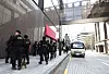 Police special forces move after completing a bomb sweep at the Shinsegae Department Store in central Seoul on Aug. 5, following an online threat posted on a web forum claiming that explosives had been planted inside the building. [NEWS1]