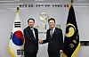 Kwon Dae-young, right, vice chairman of the Financial Services Commission, poses for a photo with Nguyen Duc Chi, left, Vietnam's deputy finance minister, at his office in Seoul, on Aug. 25. [YONHAP]