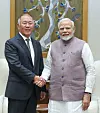 Hyundai Motor Group Executive Chair Euisun Chung, left, shakes hands with Indian Prime Minister Narendra Modi in Delhi on Monday ahead of the carmaker’s Indian stock market debut Tuesday. [HYUNDAI MOTOR GROUP]