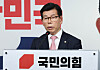 Lawyer Jang Yeong-ha speaks during a press conference at the People Power Party election campaign office in Yeouido, western Seoul on May 18. [LIM HYUN-DONG]