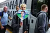 Lucas Bergvall holds up a fan with a photo of Brennan Johnson's face — presumably made by a fan. [COUPANG PLAY]