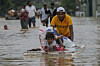 Sri Lankan flood victims wade through a flooded road during heavy rainfall in a suburb of Colombo, Sri Lanka, on Nov. 29. [EPA/YONHAP]