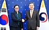 Foreign Minister Cho Hyun, right, shakes hands with his Swedish counterpart, Maria Malmer Stenergard, ahead of their meeting in Seoul on Oct. 16, in this photo provided by the foreign ministry. [YONHAP]