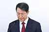 Seoul Mayor Oh Se-hoon announces that he won't run for the next president at the emergency conference in the conservative People Power Party headquarters in Yeouido, western Seoul, on April 12. [NEWS1]