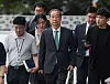 Former Prime Minister Han Duck-soo heads to the Seoul High Prosecutors’ Office in Seocho District, southern Seoul, on July 2 to appear for questioning by the special counsel investigating the martial law case. [YONHAP]