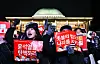 People participating in a candlelight march chant slogans urging the passage of the impeachment motion against President Yoon Suk Yeol on Saturday in front of the National Assembly in western Seoul. [KIM JONG-HO]