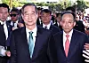 Former Prime Minister Han Duck-soo, left, and conservative People Power Party Rep. Choo Kyung-ho enter the National Assembly building to declare Han's presidential candidacy on May 2 in western Seoul. [NEWS1]