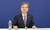 Foreign Minister Cho Hyun speaks with Korean reporters at the Korean Embassy in Washington, on Sept. 10. [YONHAP]