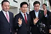 Conservative People Power Party presidential candidate Kim Moon-soo, center, tells reporters he will cancel his daily campaigning schedule in North Gyeongsang, citing PPP leadership's push to merge his campaign with that of former Prime Minister Han Duck-soo on May 6. [YONHAP]