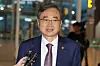 Foreign Minister Cho Hyun departs from Incheon International Airport on Sept. 8 for Washington to discuss the detention of Korean workers by U.S. immigration authorities. [NEWS1]