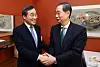 Independent presidential candidate and former Prime Minister Han Duck-soo, right, shakes hands with former liberal Prime Minister Lee Nak-yon during their luncheon in central Seoul on May 6. [JOINT PRESS CORPS]