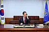 Former Prime Minister Han Duck-soo talks on the phone with U.S. President Donald Trump at the central government complex in Seoul on April 8, when Han served as the acting president. [OFFICE FOR GOVERNMENT POLICY COORDINATION, PRIME MINISTER'S SECRETARIAT]