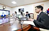 Finance Minister Choi Sang-mok talks with his Japanese counterpart, Katsunobu Kato, during a video conference in central Seoul on Thursday.
