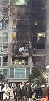 A fire at a 27-story apartment in Banghak-dong, Dobong District, in Seoul on Monday. [YONHAP]