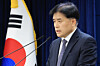 Park Yong-su, vice minister of the Ministry of Personnel Management, briefs reporters on a proposed amendment to the State Public Officials Act at the government complex in Jongno District, central Seoul, on Nov. 25. [NEWS1]
