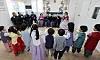 Children sing traditional songs to seniors at a community center in eastern Seoul on Jan. 23. [YONHAP]