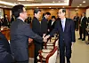 Acting President and Prime Minister Han Duck-soo, right, greets Finance Minister Choi Sang-mok as he attends a meeting with Cabinet members at the government complex in central on March 24. [YONHAP]