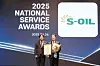 S-Oil Executive Vice President of Sales Strategy Lee Young-ho, right, takes a commemorative photo with Hur Jong-ho, head of the judging panel and a business professor at Seoul Women’s University, at the 2025 National Service Awards ceremony on June 26. [S-OIL]