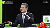 Kim Yong-beom, the presidential policy chief and one of the key figures behind Korea’s recent tariff negotiations with the United States, presents a red baseball cap reading “Make America Shipbuilding Great Again” in English on a KBS talk show on Aug. 3. [SCREEN CAPTURE]