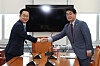 Rep. Park Sung-joon of the liberal Democratic Party, left, and Rep. Bae June-young of the conservative People Power Party shake hands after they agreed to establish a joint consultative body with the government to discuss livelihood issues during a meeting at the National Assembly in Yeouido, western Seoul, on Thursday. [YONHAP]