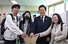 Lee Jae-myung, presidential candidate of the liberal Democratic Party, second from right, participates in early voting with young adults at a community center in Seodaemun District in western Seoul on May 29. [DEMOCRATIC PARTY]