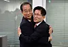 Former Prime Minster Han Duck-soo, left, embraces People Power Party (PPP) presidential candidate Kim Moon-soo at PPP headquarters in Yeouido, western Seoul, on May 11. [YONHAP]