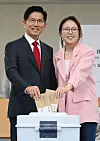 Kim Moon-soo, presidential candidate of the conservative People Power Party, left, participates in early voting with his daughter at a community center in Gyeyang District in Incheon on May 29. [LIM HYUN-DONG]
