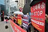 Members of a civic group call for a halt to the repatriation of North Korean defectors, in front of the Chinese Embassy in Korea in central Seoul on Aug. 5. [YONHAP]