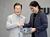 Presidential candidate Lee Jae-myung, left, and June Paik, CEO of chip designer Furiosa AI, shake hands for a photo during Lee's visit to the startup's office in southern Seoul on April 14. [JOONGANG ILBO]