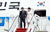 President Lee Jae Myung, left, and first lady Kim Hea Kyung, arrive at Joint Base Andrews in Maryland on Aug. 24 from Tokyo to begin a three-day trip to the United States for a bilateral summit with U.S. President Donald Trump. [JOINT PRESS CORPS]