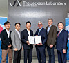 LG AI Research President Bae Kyung-hoon, third from left, and Jackson Laboratory CEO Lon Cardon, fourth from left, pose for a photo after signing a contract on the co-development of an AI algorithm for Alzheimer's disease and cancer. [LG CORP]