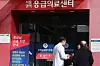 Medical staff talks to a patient's family member in front of a university hopsital in Seoul on Feb. 5. [NEWS1]