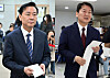 Liberal Democratic Party candidate Lee Kwang-jae, left, and conservative People Power Party candidate Ahn Cheol-soo cast their ballots during the early voting period on April 5 in Bundang District, Seongnam in Gyeonggi. [NEWS1]